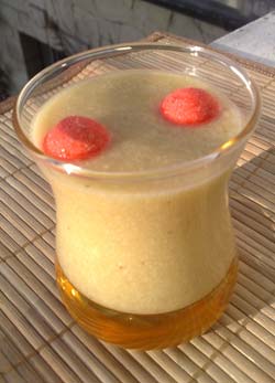 Smoothie orange, banane et noix de coco