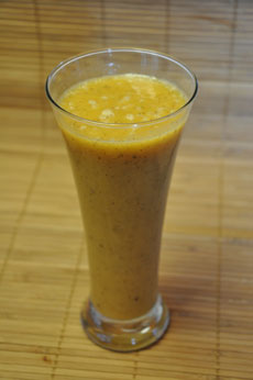 Smoothie orange sanguine, banane et kiwi.