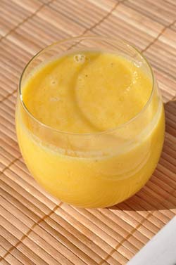 Smoothie ananas, banane et orange.