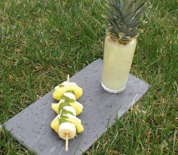 Smoothie à la noix de coco, à l'ananas, à la pomme verte et à la banane et sa brochette de fruits par Ludovic